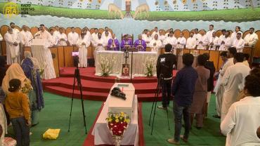 ریورنڈ فادر شبیر بشیر کی آخری رسومات ہولی روزری کیتھولک چرچ وارث پورہ میں ادا کی گیں۔ 