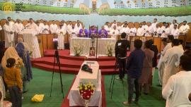 ریورنڈ فادر شبیر بشیر کی آخری رسومات ہولی روزری کیتھولک چرچ وارث پورہ میں ادا کی گیں۔ 