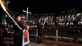 پاپائے اعظم لیو چہاردہم کا روم کے کولوزم میں صلیبی راستے کے دوران صلیب اٹھانا